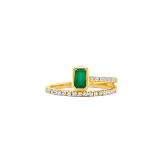 A luxurious emerald and diamond ring, featuring a vivid green emerald stone, surrounded by sparkling diamonds, set in lustrous white gold.