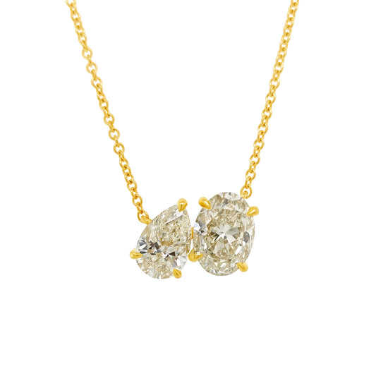 Oval-shaped diamond pendant, pear-shaped diamond pendant, elegant jewelry, sparkling pendant, diamond necklace, fine craftsmanship, exquisite design, luxury accessory.