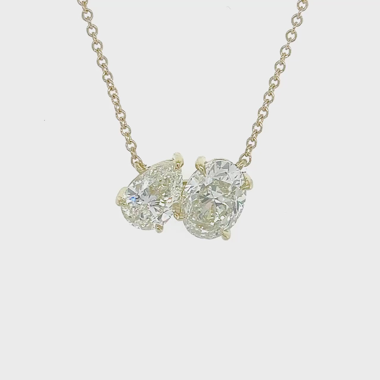 Oval-shaped diamond pendant, pear-shaped diamond pendant, elegant jewelry, sparkling pendant, diamond necklace, fine craftsmanship, exquisite design, luxury accessory.